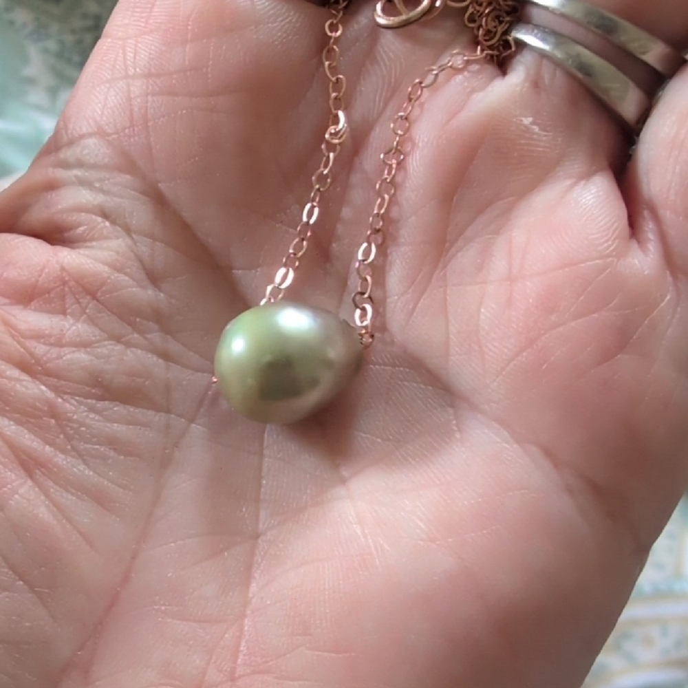 Large Grey/Green Pearl On Rose Gold Chain